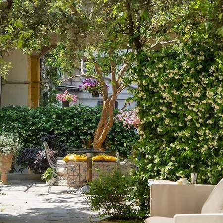 Atelier Ines Arts & Bed and breakfast Nápoles