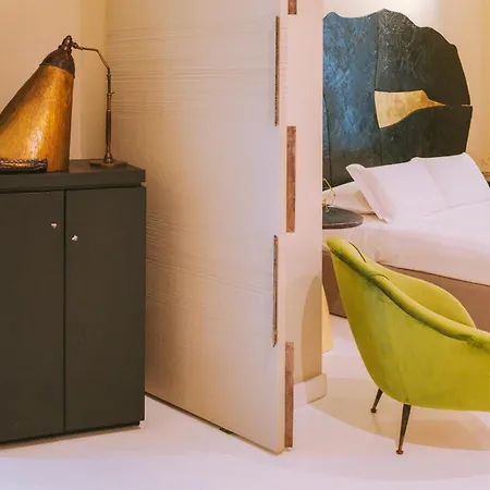 לינה וארוחת בוקר Atelier Ines Arts & 4*